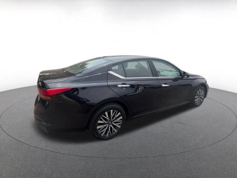 Used 2025 Nissan Altima 2.5 SV FWD image 14
