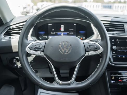 Used 2023 Volkswagen Tiguan SE FWD image 32