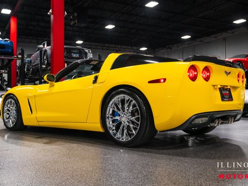 Used 2005 Chevrolet Corvette Coupe w/ Preferred Equipment Group RWD image 3