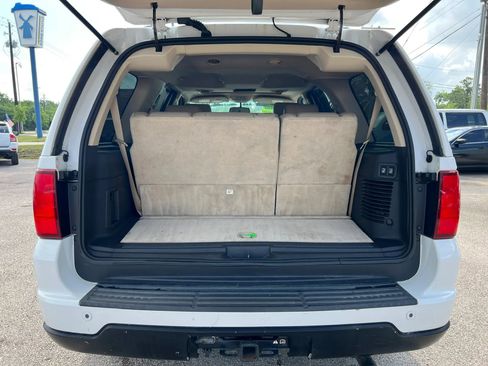 Used 2006 Lincoln Navigator Luxury RWD image 25