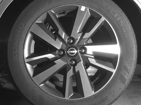 Used 2025 Nissan Versa SV FWD image 17