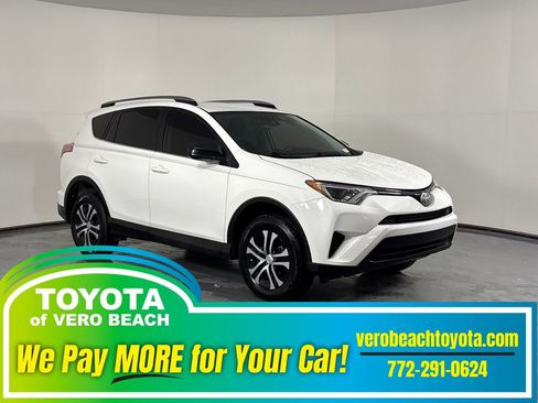 Used 2018 Toyota RAV4 LE image 1