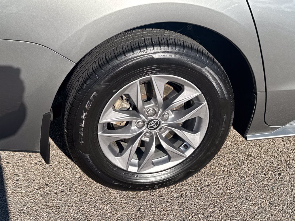 Used 2026 Toyota Sienna LE AWD/4WD image 42