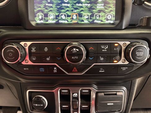 Used 2022 Jeep Wrangler Unlimited Sahara w/ Cold Weather Group AWD/4WD image 19