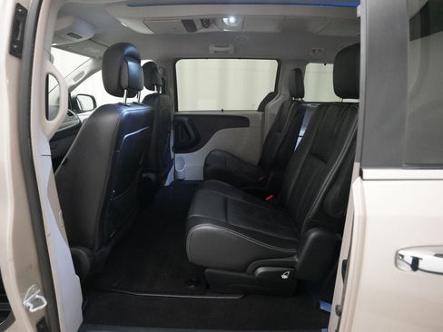 Used 2014 Chrysler Town & Country Touring w/ Driver Convenience Group FWD image 16