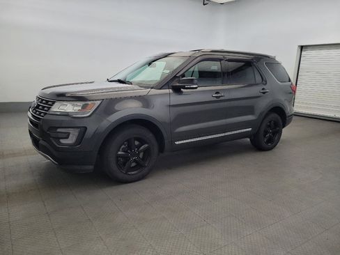 Used 2017 Ford Explorer XLT w/ Equipment Group 202A AWD/4WD image 2