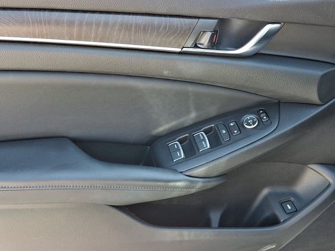 Used 2018 Honda Accord EX image 16