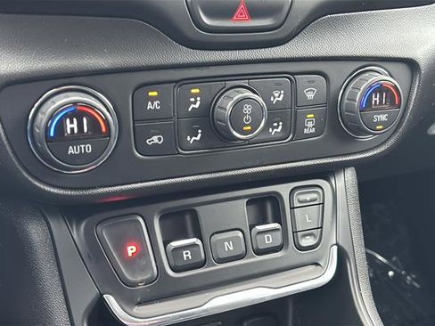 Used 2020 GMC Terrain SLE w/ Driver Convenience Package image 32