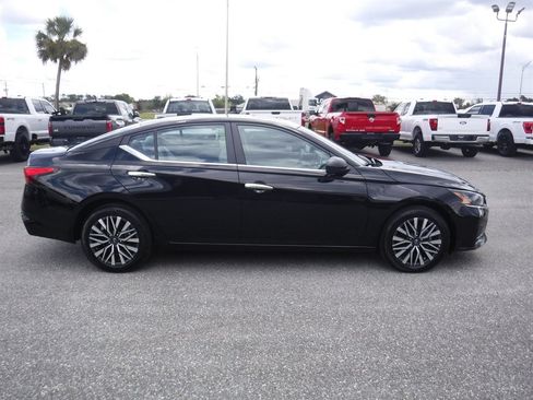 Used 2025 Nissan Altima 2.5 SV AWD/4WD image 3