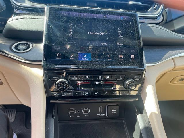 Used 2023 Jeep Grand Cherokee Limited w/ Luxury Tech Group II AWD/4WD image 22