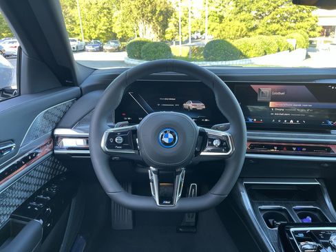 Used 2025 BMW i7 eDrive50 w/ M Sport Package image 21