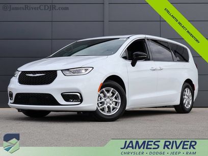 New 2026 Chrysler Pacifica Select