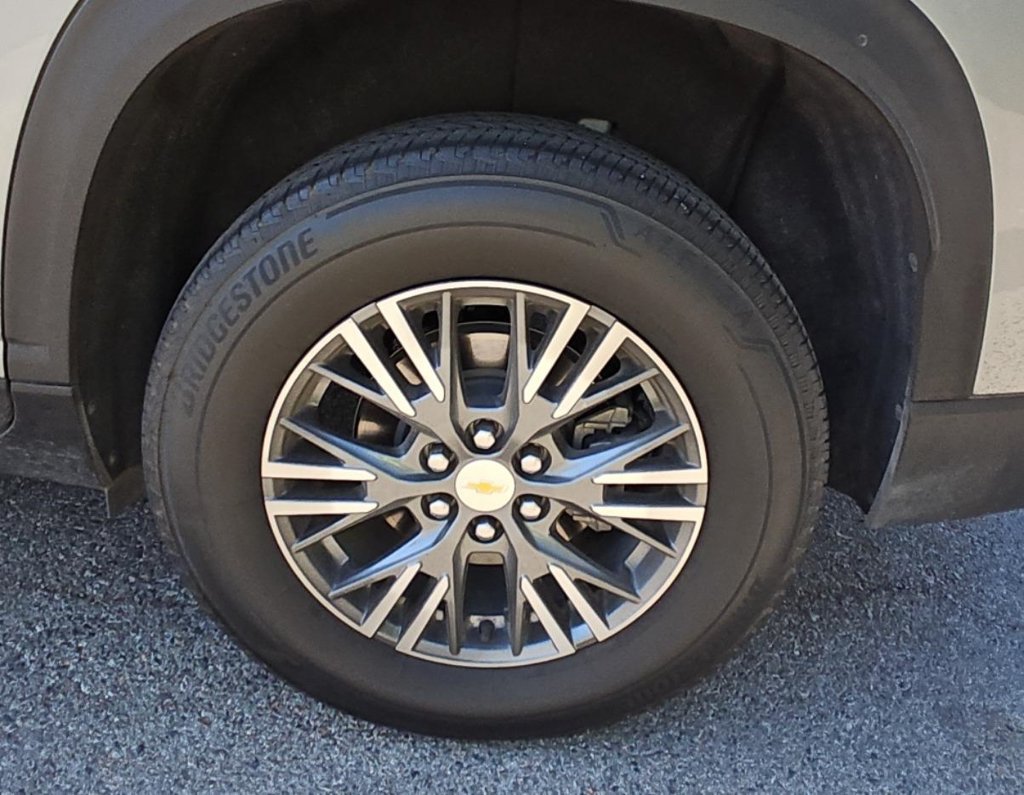 Used 2024 Chevrolet Traverse LT w/ Trailering Package FWD image 5