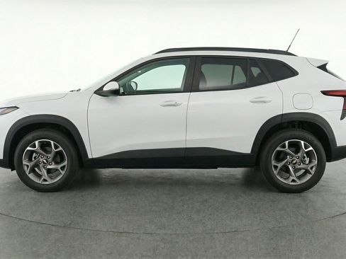 Used 2025 Chevrolet Trax LT w/ LT Convenience Package FWD image 5