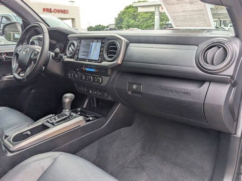 Used 2022 Toyota Tacoma Limited AWD/4WD image 25