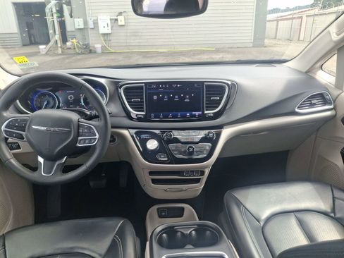 Certified 2024 Chrysler Pacifica Touring-L FWD image 11