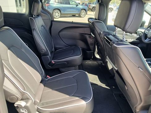 New 2026 Chrysler Pacifica Limited w/ Uconnect Theater Family Group FWD image 28