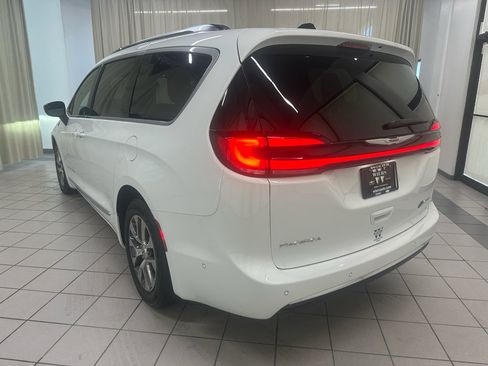 Used 2025 Chrysler Pacifica Pinnacle FWD image 10