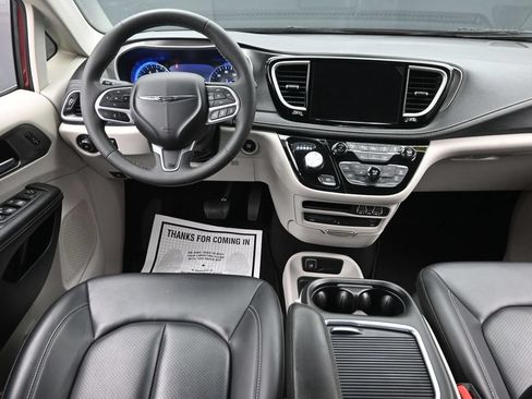Used 2023 Chrysler Pacifica Touring-L w/ Uconnect Theater Family Group AWD/4WD image 16