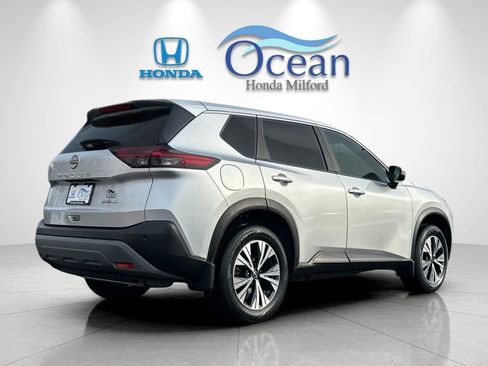 Used 2023 Nissan Rogue SV image 3