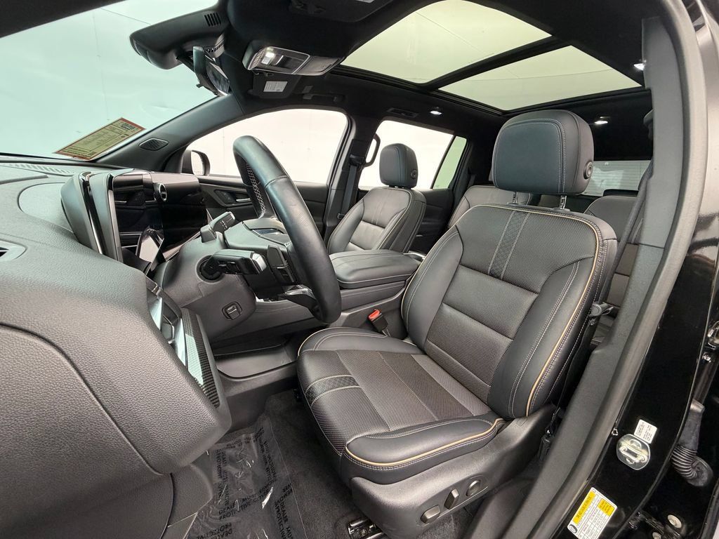 Used 2025 Chevrolet Traverse High Country FWD image 62