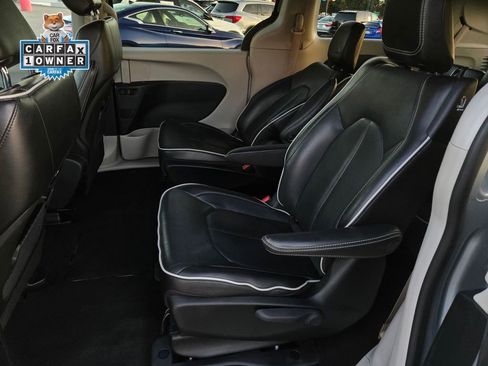 Used 2023 Chrysler Pacifica Limited FWD image 12