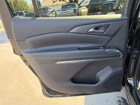 Used 2025 Chevrolet Traverse LT image 16