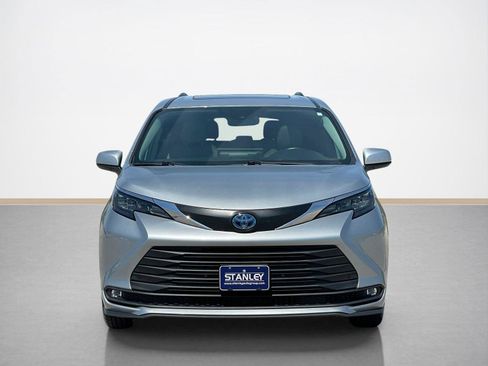 Used 2025 Toyota Sienna XLE FWD image 2