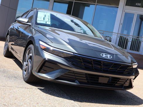 New 2026 Hyundai Elantra Limited FWD image 7