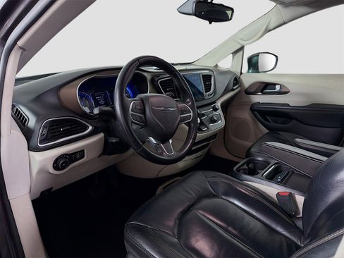 Used 2017 Chrysler Pacifica Touring-L image 10