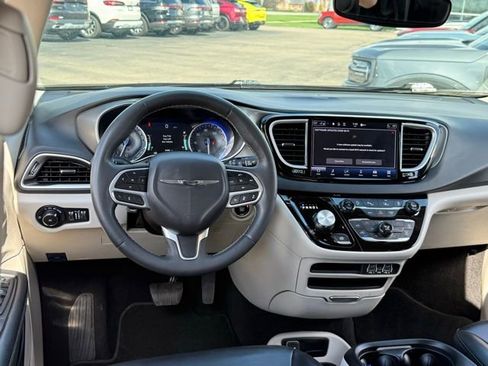 Used 2023 Chrysler Pacifica Touring-L FWD image 6