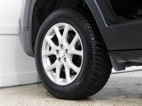 Used 2017 Jeep Cherokee Latitude w/ Comfort & Convenience Group image 10