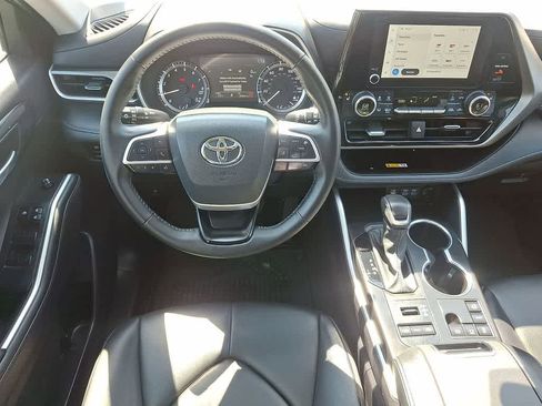 Used 2024 Toyota Highlander XLE AWD/4WD image 19