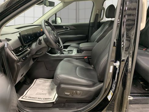 Used 2025 Kia Carnival SX Prestige image 9