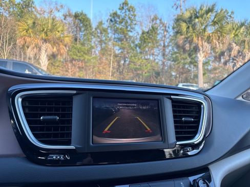 Used 2023 Chrysler Voyager LX image 17