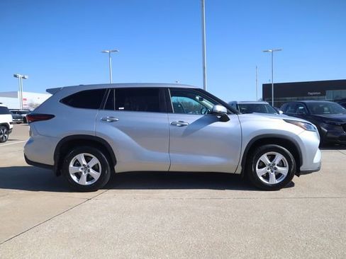 Used 2024 Toyota Highlander LE AWD/4WD image 4