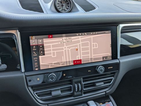 Certified 2026 Porsche Macan AWD/4WD image 17