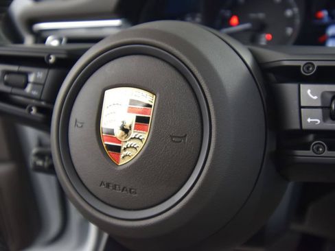 Certified 2025 Porsche Macan AWD/4WD image 32