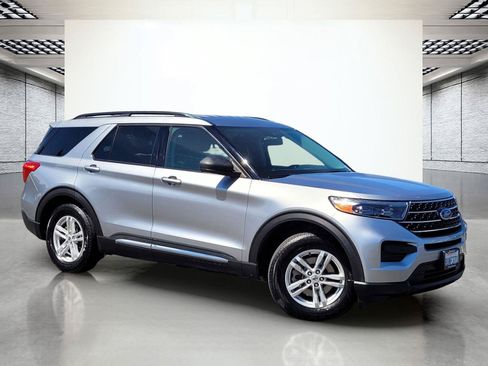 Used 2021 Ford Explorer XLT RWD image 2