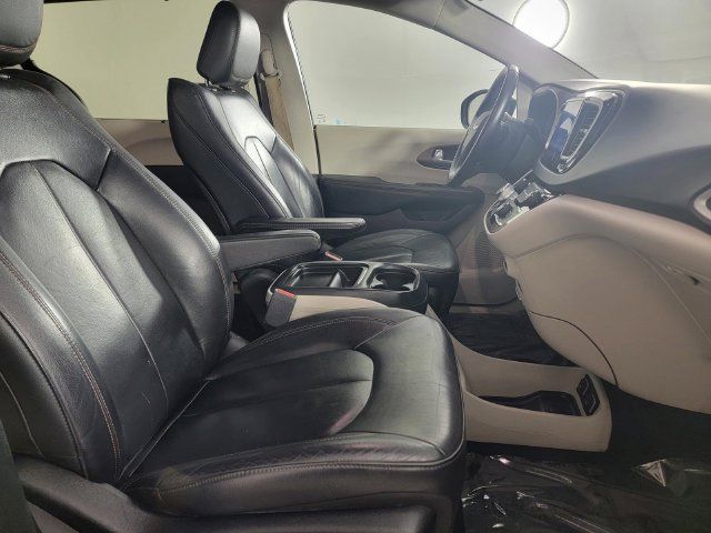 Used 2017 Chrysler Pacifica Touring-L FWD image 18