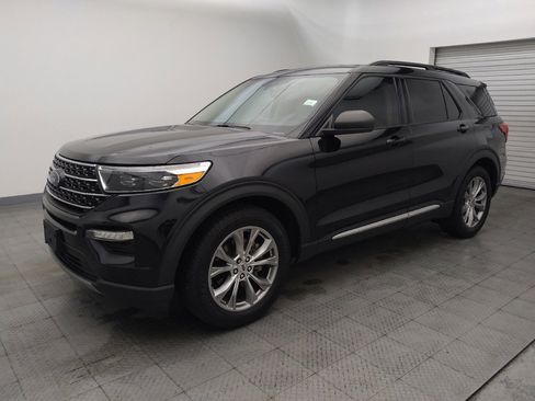 Used 2020 Ford Explorer XLT w/ Equipment Group 202A RWD image 2