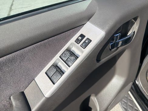 Used 2010 Nissan Pathfinder SE image 12