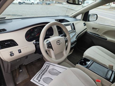 Used 2013 Toyota Sienna LE image 13