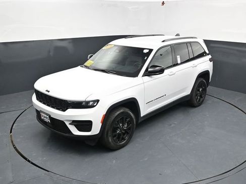 Used 2025 Jeep Grand Cherokee Altitude AWD/4WD image 36