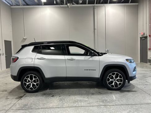Used 2025 Jeep Compass Limited AWD/4WD image 5