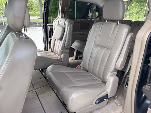 Used 2013 Chrysler Town & Country Touring FWD image 31