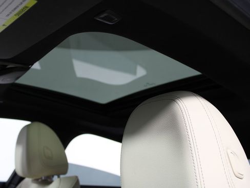 Used 2022 BMW i4 eDrive40 w/ M Sport Package image 9