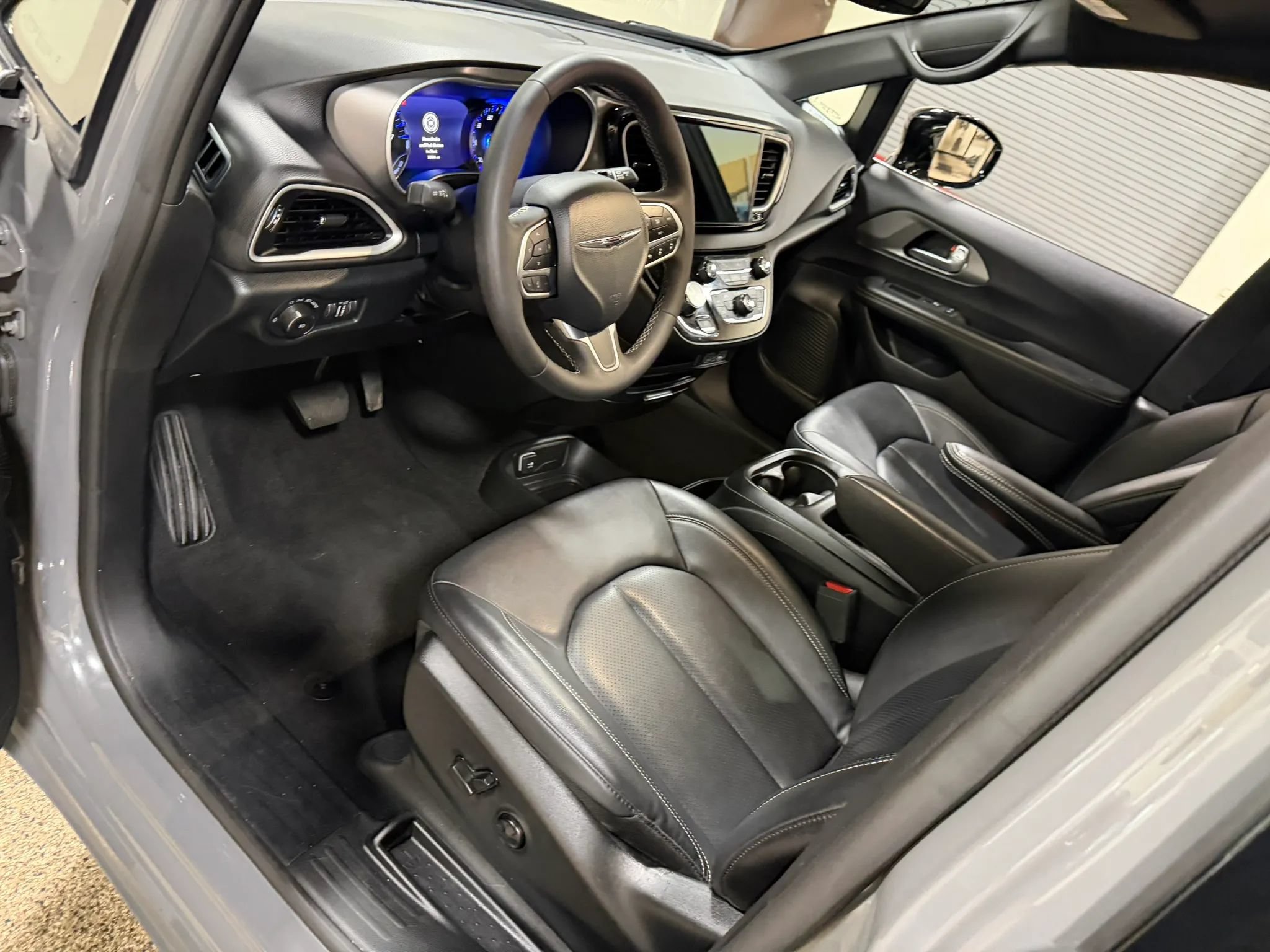 Used 2025 Chrysler Pacifica Select FWD image 38