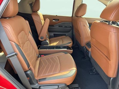 Used 2024 Nissan Pathfinder Platinum image 9