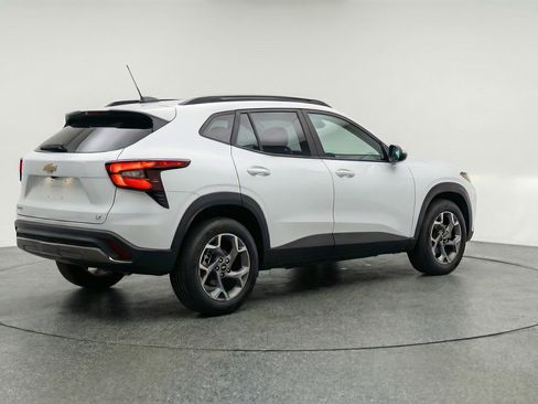 Used 2025 Chevrolet Trax LT w/ LT Convenience Package FWD image 9